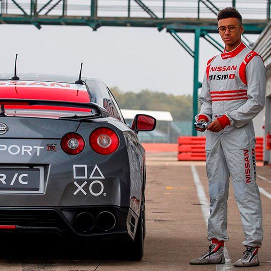 Jann Mardenborough durfte die R/C-Version des Nissan GT-R über die Piste jagen.