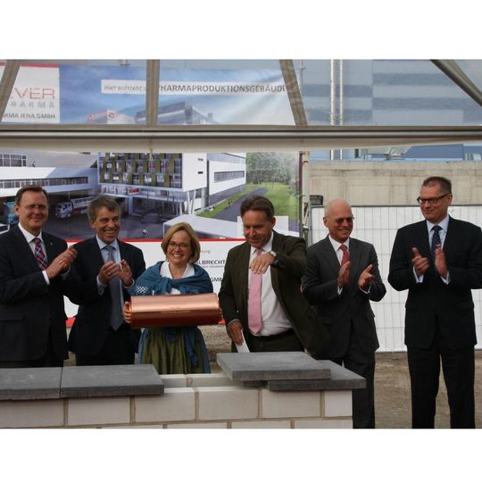 Grundsteinlegung in Jena (v.l.n.r.): Bodo Ramelow (Thüringer Ministerpräsident), Albrecht Schröter (Oberbürgermeister der Stadt Jena), Julia Hillebrand (Managing Director und Eigentümerin Ever Pharma), Wolfgang Schmitzberger (Geschäftsführer Ever Neuro Pharma), Friedrich Hillebrand (Haupteigner der Ever Pharma Gruppe), Ulrich Nütz (Geschäftsführer Ever Pharma Jena). Grundsteinlegung in Jena (v.l.n.r.): Bodo Ramelow (Thüringer Ministerpräsident), Albrecht Schröter (Oberbürgermeister der Stadt Jena), Julia Hillebrand (Managing Director und Eigentümerin Ever Pharma), Wolfgang Schmitzberger (Geschäftsführer Ever Neuro Pharma), Friedrich Hillebrand (Haupteigner der Ever Pharma Gruppe), Ulrich Nütz (Geschäftsführer Ever Pharma Jena).
