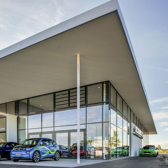 In 15 Monaten Bauzeit ist der neue Standort des Autohauses Cuntz in Neustadt an der Weinstraße entstanden. In 15 Monaten Bauzeit ist der neue Standort des Autohauses Cuntz in Neustadt an der Weinstraße entstanden.