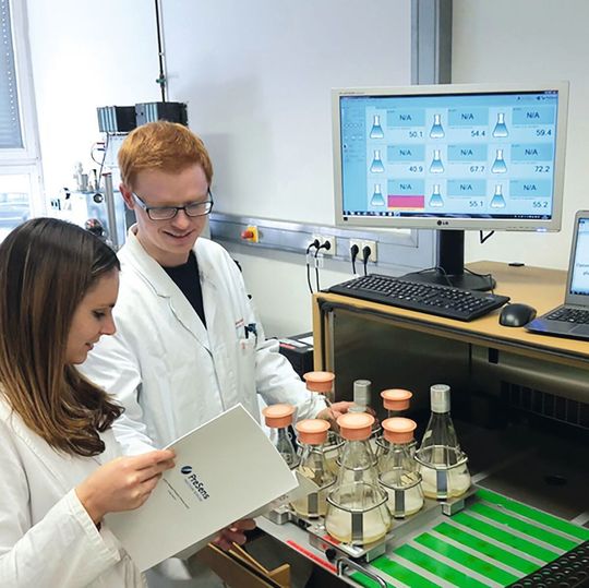 Abb. 1: Biotechnologie-Studenten untersuchen Vorkulturen eines Pipecolinsäuse-produzierenden C.-glutamicum-Stammes unter variierenden Bedingungen, wobei der SFR Shake Flask Reader zur Überwachung des gelösten Sauerstoffs verwendet wird. Abb. 1: Biotechnologie-Studenten untersuchen Vorkulturen eines Pipecolinsäuse-produzierenden C.-glutamicum-Stammes unter variierenden Bedingungen, wobei der SFR Shake Flask Reader zur Überwachung des gelösten Sauerstoffs verwendet wird.