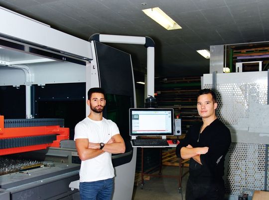 Messieurs Stefano Lo Giudice (à gauche) et Jonathan Michel devant leur nouvelle découpeuse laser Bystronic BySprintFiber 3015. Messieurs Stefano Lo Giudice (à gauche) et Jonathan Michel devant leur nouvelle découpeuse laser Bystronic BySprintFiber 3015.