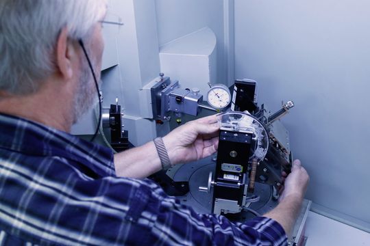 Laborleiter Dr. Wolfgang Zinn spannt eine Probe in ein Röntgendiffraktometer, um die Eigenspannungen im Metall zu messen. Laborleiter Dr. Wolfgang Zinn spannt eine Probe in ein Röntgendiffraktometer, um die Eigenspannungen im Metall zu messen.