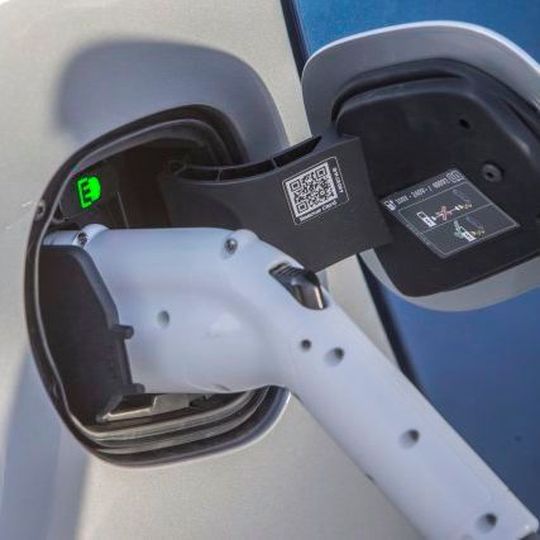 Elektroautos zu laden, stellt in Deutschland immer noch eine Herausforderung dar: In deutschen Metropolen kommt oft nur eine Stromtankstelle auf mehrere tausend Einwohner. Elektroautos zu laden, stellt in Deutschland immer noch eine Herausforderung dar: In deutschen Metropolen kommt oft nur eine Stromtankstelle auf mehrere tausend Einwohner.