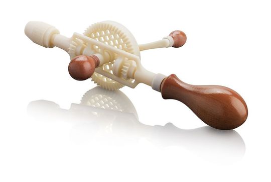 Funktionsfähiger Prototyp eines Handbohrers aus dem 3D-Drucker. Material: Digital ABS Plus Ivory, mit separat 3D-gedruckten Griffen mit Holzmaserung. Funktionsfähiger Prototyp eines Handbohrers aus dem 3D-Drucker. Material: Digital ABS Plus Ivory, mit separat 3D-gedruckten Griffen mit Holzmaserung.