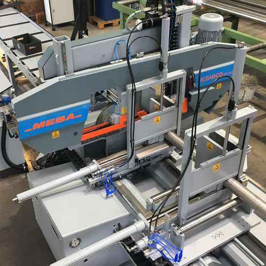 L'entreprise SCHMOLZ + BICKENBACH Stahlcenter AG investit dans une scie pour coupes biaisées.