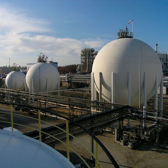 VCM-Kugeln zur Lagerung des Vinylchlorid-Monomers für die PVC-Herstellung in Gendorf. VCM-Kugeln zur Lagerung des Vinylchlorid-Monomers für die PVC-Herstellung in Gendorf.