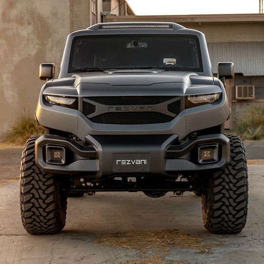 Die Basisversion des „Rezvani Tank“ kostet umgerechnet rund 150.000 Euro. Deutschen Kunden käme das Modell noch deutlich teurer.