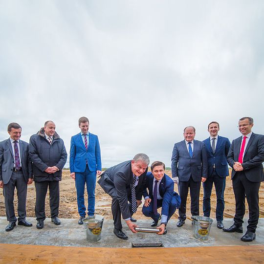 Gemeinsam mit Vertretern aus Wirtschaft und Politik hat Hella den Grundstein für ein neues Elektronikwerk in Litauen gelegt. Gemeinsam mit Vertretern aus Wirtschaft und Politik hat Hella den Grundstein für ein neues Elektronikwerk in Litauen gelegt.