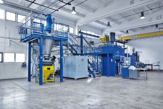 Nur die effektive Steigerung von Leistungsdichte ermöglicht es zukünftig, die Batterien in Elektrofahrzeugen rasch elektrisch zu „betanken“: Mithilfe von Magnetika aus Eisenpulver-Legierungen ist diese ehrgeizige Aufgabe lösbar, erfordert aber auch jahrelanges Knowhow und den Einsatz modernster frei konfigurierbarer Pulverpressen. Nur die effektive Steigerung von Leistungsdichte ermöglicht es zukünftig, die Batterien in Elektrofahrzeugen rasch elektrisch zu „betanken“: Mithilfe von Magnetika aus Eisenpulver-Legierungen ist diese ehrgeizige Aufgabe lösbar, erfordert aber auch jahrelanges Knowhow und den Einsatz modernster frei konfigurierbarer Pulverpressen.