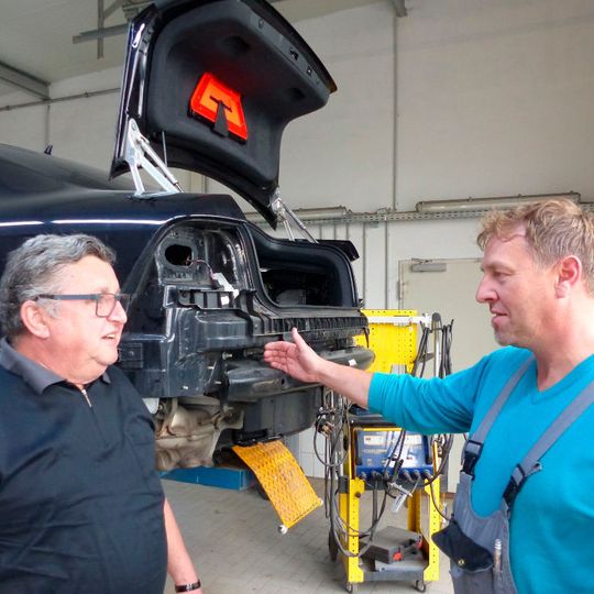 Identica Systemberater Klaus-Dieter Wolfram im Gespräch mit Betriebsinhaber Rüdiger Apel im thüringischen Breitenbach. Identica Systemberater Klaus-Dieter Wolfram im Gespräch mit Betriebsinhaber Rüdiger Apel im thüringischen Breitenbach.