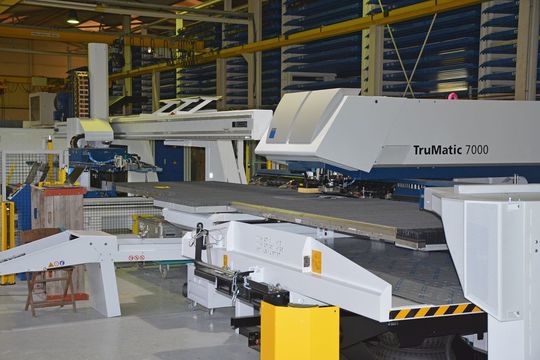 Un bel investissement, une TruMatic 7000 combine les avantages de l'usinage au laser et par poinçonnage de façon particulièrement économique. Un bel investissement, une TruMatic 7000 combine les avantages de l'usinage au laser et par poinçonnage de façon particulièrement économique.