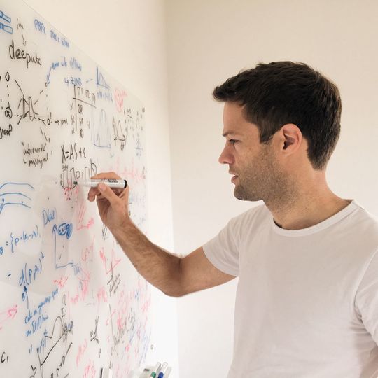 „Jeder Forscher und jeder Wissenschaftsbereich ist heute mit datenbezogenen Herausforderungen konfrontiert.“ Prof. Dr. Dr. Fabian Theis, Helmholtz Zentrum München „Jeder Forscher und jeder Wissenschaftsbereich ist heute mit datenbezogenen Herausforderungen konfrontiert.“ Prof. Dr. Dr. Fabian Theis, Helmholtz Zentrum München