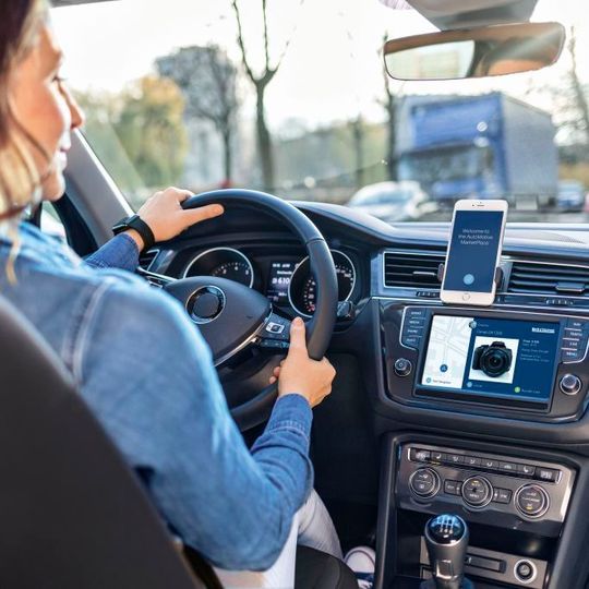 Autos als Teil des IoT: Fahrzeuge und IT wachsen immer stärker zusammen. Autos als Teil des IoT: Fahrzeuge und IT wachsen immer stärker zusammen.
