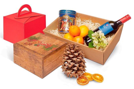 Mit individuell bedruckbaren Flaschenkartons fährt der Postbote Werbung für das schenkende Unternehmen.