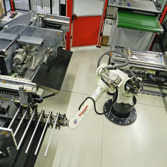 Der Kawasaki-Roboter RS020N ist der zentrale Dreh- und Angelpunkt der automatisierten Produktion. Der Kawasaki-Roboter RS020N ist der zentrale Dreh- und Angelpunkt der automatisierten Produktion.