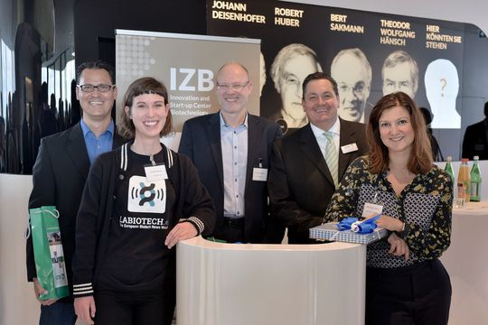 Redner der Biotech-Presse-Lounge am 12. Oktober 2017 im IZB (v.l.n.r.): Dr. Markus Dangl, Senior Vice President Research and Pre-Clinical Development, Medigene AG; Evelyn Warner, Chefredakteurin, LaBiotech.eu; Dr. Jens Altrichter, COO Leukocare AG; Dr. Peter Hanns Zobel, Geschäftsführer IZB; PhD. Paola Casarosa, Corporate Vice President Therapeutics, Böhringer Ingelheim. Redner der Biotech-Presse-Lounge am 12. Oktober 2017 im IZB (v.l.n.r.): Dr. Markus Dangl, Senior Vice President Research and Pre-Clinical Development, Medigene AG; Evelyn Warner, Chefredakteurin, LaBiotech.eu; Dr. Jens Altrichter, COO Leukocare AG; Dr. Peter Hanns Zobel, Geschäftsführer IZB; PhD. Paola Casarosa, Corporate Vice President Therapeutics, Böhringer Ingelheim.