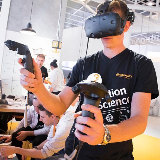 Auf der IAA 2017 hatten Studierende und Berufsanfänger bei dem Wettbewerb „Turn Fiction into Science“ die Möglichkeit ihre eigene Mobilität der Zukunft zu gestalten. Auf der IAA 2017 hatten Studierende und Berufsanfänger bei dem Wettbewerb „Turn Fiction into Science“ die Möglichkeit ihre eigene Mobilität der Zukunft zu gestalten.