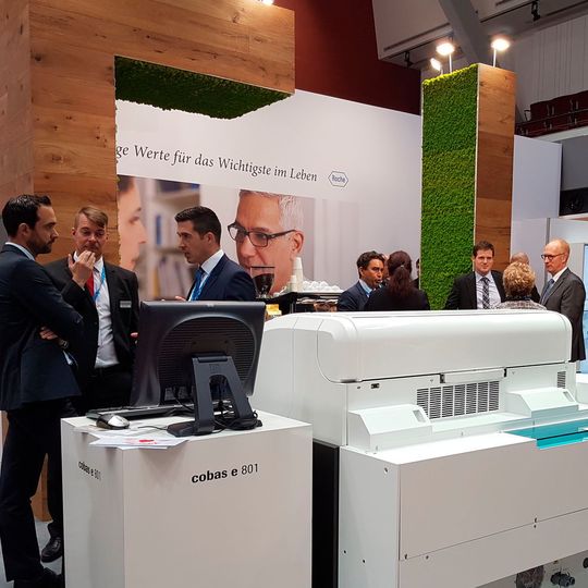 Roche Diagnostics präsentierte eine Auswahl seines Portfolios auf der begleitenden Industrieausstellung zur Jahrestagung der DGKL, in deren Zentrum auch in diesem Jahr die diagnostische Labormedizin für die Gesunderhaltung und Früherkennung von Krankheiten stand. Roche Diagnostics präsentierte eine Auswahl seines Portfolios auf der begleitenden Industrieausstellung zur Jahrestagung der DGKL, in deren Zentrum auch in diesem Jahr die diagnostische Labormedizin für die Gesunderhaltung und Früherkennung von Krankheiten stand.