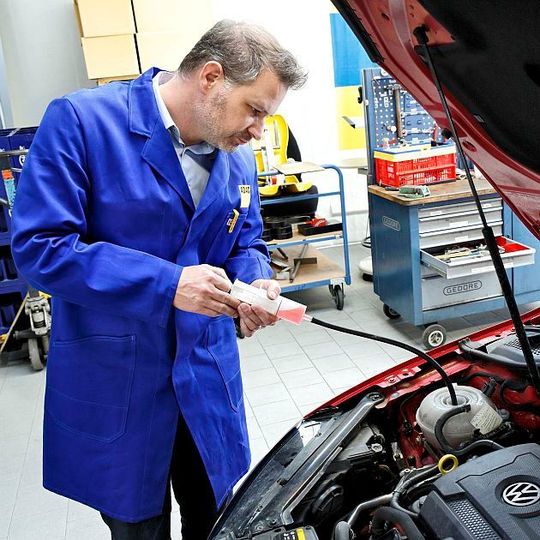 Für ihren Werkstatttest präparieren ADAC-Experten die Testfahrzeuge mit Mängeln.