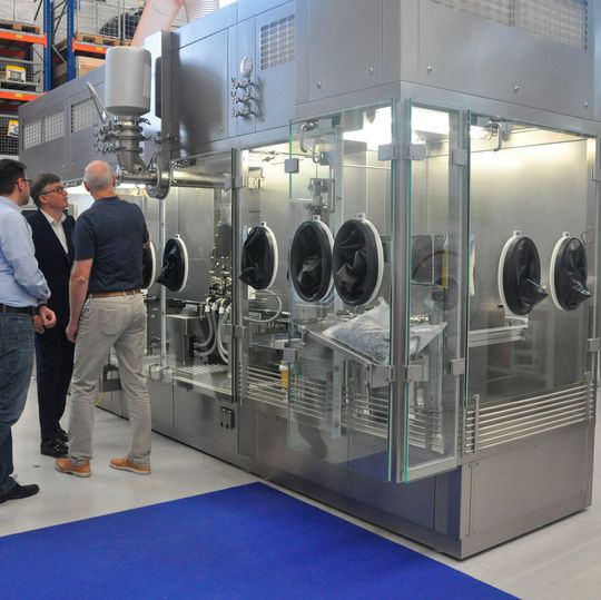 Anlässlich einer exklusiven Maschinenpräsentation in Crailsheim hat Bosch Packaging Technology die neueste Generation der AFG-Baureihe vorgestellt. Anlässlich einer exklusiven Maschinenpräsentation in Crailsheim hat Bosch Packaging Technology die neueste Generation der AFG-Baureihe vorgestellt.