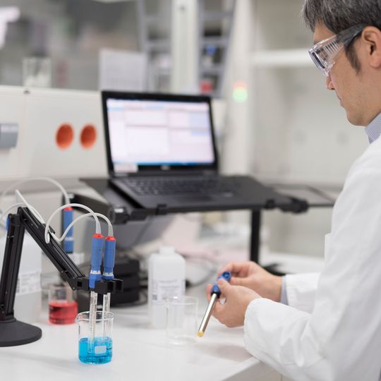 Preisgekrönte Technologie: Memosens-Sensoren von Endress+Hauser lassen sich im Labor kalibrieren und regenerieren. So können sie vor Ort in der Anlage schnell und einfach ausgetauscht werden. Preisgekrönte Technologie: Memosens-Sensoren von Endress+Hauser lassen sich im Labor kalibrieren und regenerieren. So können sie vor Ort in der Anlage schnell und einfach ausgetauscht werden.