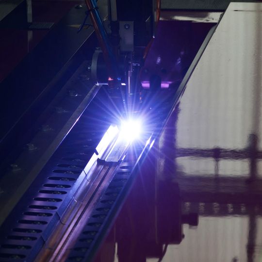 In-Focus-Schweißen auf einer Längsnahtschweißmaschine im Schweißtechnik-Anwendungszentrum bei Kjellberg Finsterwalde. In-Focus-Schweißen auf einer Längsnahtschweißmaschine im Schweißtechnik-Anwendungszentrum bei Kjellberg Finsterwalde.
