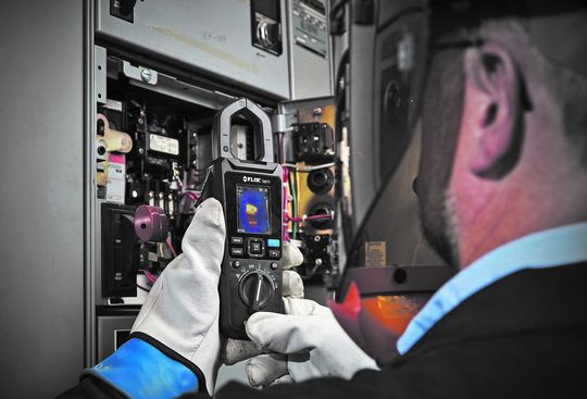 Alle neuen Messgeräte von FLIR bieten Funktionen, mit denen Techniker elektrische und elektromechanische Systeme sowie HLK-Systeme besonders effizient prüfen und entstören können. Alle neuen Messgeräte von FLIR bieten Funktionen, mit denen Techniker elektrische und elektromechanische Systeme sowie HLK-Systeme besonders effizient prüfen und entstören können.