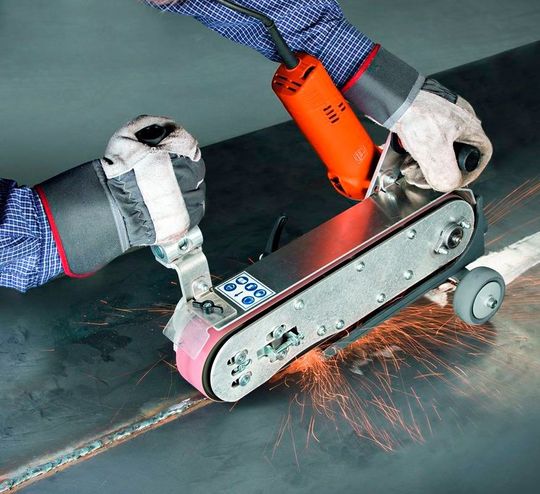Mit dem handführbaren Bandschleifsystem GHB von Grit by Fein sollen die Anwender Blech sowie auch kompaktere Werkstücke flexibel und vor allem mobil bearbeiten können. Mit dem handführbaren Bandschleifsystem GHB von Grit by Fein sollen die Anwender Blech sowie auch kompaktere Werkstücke flexibel und vor allem mobil bearbeiten können.