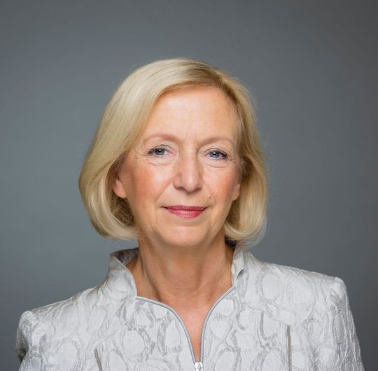 Bundesforschungsministerin Johanna Wanka: „Mit dem neuen Forschungsschwerpunkt wollen wir die grundlegenden Fragen klären, welche Wege das Plastik von der Produktion bis zur Entsorgung nimmt und wir es in unseren Flüssen wieder finden.“ Bundesforschungsministerin Johanna Wanka: „Mit dem neuen Forschungsschwerpunkt wollen wir die grundlegenden Fragen klären, welche Wege das Plastik von der Produktion bis zur Entsorgung nimmt und wir es in unseren Flüssen wieder finden.“