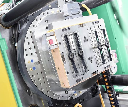 Passend zum Fakuma-25er-Jubiläum, geht auch Arburg als „Geburtshelfer“ und natürlich einer der Erstaussteller der angesagten Kunststoffmesse in Friedrichsshafen polymermäßig mit der Zeit. In einer Turnkey-Fertigungszelle fertigt eine elektrische 2-Komponenten-Allrounder 570 A aus LSR anschmiegsame Armbanduhren als Giveaway im augengefälligen Arburg-Design. Hier ein Blick ins Spritzgießwerkzeug. Ein Alldrive Multilift hilft bei der automatischen Entnahme, Montage und Auschleusung der fertigen Uhren aus der Zelle. Passend zum Fakuma-25er-Jubiläum, geht auch Arburg als „Geburtshelfer“ und natürlich einer der Erstaussteller der angesagten Kunststoffmesse in Friedrichsshafen polymermäßig mit der Zeit. In einer Turnkey-Fertigungszelle fertigt eine elektrische 2-Komponenten-Allrounder 570 A aus LSR anschmiegsame Armbanduhren als Giveaway im augengefälligen Arburg-Design. Hier ein Blick ins Spritzgießwerkzeug. Ein Alldrive Multilift hilft bei der automatischen Entnahme, Montage und Auschleusung der fertigen Uhren aus der Zelle.