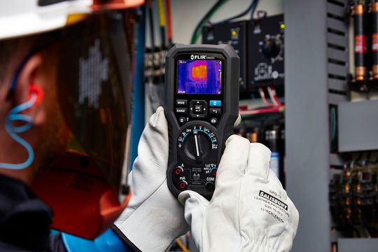 Das Digital-Multimeter DM285 im Einsatz. Das Digital-Multimeter DM285 im Einsatz.