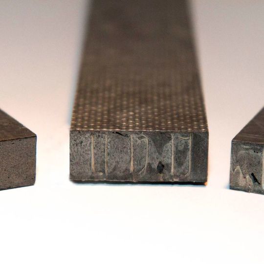 Hochleistungs-Sandwichverbunde mit Polymerkern und Decklagen aus textilen Halbzeugen (links, mittig), zusätzlich integrierter unkaschierter Papierwabe (mittig) im Vergleich zu Strukturen mit Decklagen aus geschnittenen Langfasern (rechts), hergestellt im Polyurethan-Sprühverfahren. Hochleistungs-Sandwichverbunde mit Polymerkern und Decklagen aus textilen Halbzeugen (links, mittig), zusätzlich integrierter unkaschierter Papierwabe (mittig) im Vergleich zu Strukturen mit Decklagen aus geschnittenen Langfasern (rechts), hergestellt im Polyurethan-Sprühverfahren.