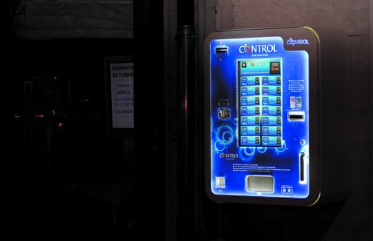Verkaufsautomat: Der italienische Automatenhersteller Amtek setzt auf Touch-Sensoren von Zytronic. So lassen sich unter anderem die Verkaufszahlen in Echtzeit abrufen. Verkaufsautomat: Der italienische Automatenhersteller Amtek setzt auf Touch-Sensoren von Zytronic. So lassen sich unter anderem die Verkaufszahlen in Echtzeit abrufen.