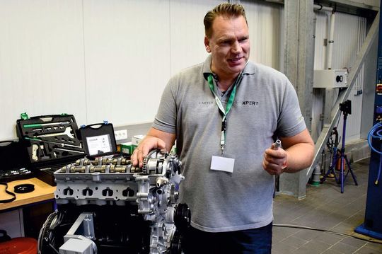 Schaeffler führt auch Schulungen zur Arbeit an Kettenmotoren durch – hier erklärt Trainer Jens Meyer die Feinheiten eines Opel-Vierzylinders.
