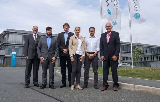 Verständigten sich auf eine Zusammenarbeit: Ulrich Poblotzki (Vertriebsleiter Guardus Solutions), Florian Pöhner (IT-Leiter Raumedic), Michael Frankenberger (Senior Purchasing Manager Raumedic), Simone Cronjäger (Vorstand Guardus Solutions), Bernhard Kernen (CFO Raumedic) und Raumedic-Vorstand Martin Bayer (von links nach rechts). Verständigten sich auf eine Zusammenarbeit: Ulrich Poblotzki (Vertriebsleiter Guardus Solutions), Florian Pöhner (IT-Leiter Raumedic), Michael Frankenberger (Senior Purchasing Manager Raumedic), Simone Cronjäger (Vorstand Guardus Solutions), Bernhard Kernen (CFO Raumedic) und Raumedic-Vorstand Martin Bayer (von links nach rechts).