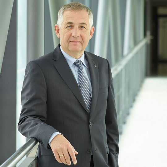 „Wir müssen den Mehrwert durch die Digitalisierung noch präzisieren“, sagt Prof. Matthias Putz, Institutsleiter für den Wissenschaftsbereich Werkzeugmaschinen, Produktionssysteme und Zerspanungstechnik am Fraunhofer-IWU in Chemnitz. „Wir müssen den Mehrwert durch die Digitalisierung noch präzisieren“, sagt Prof. Matthias Putz, Institutsleiter für den Wissenschaftsbereich Werkzeugmaschinen, Produktionssysteme und Zerspanungstechnik am Fraunhofer-IWU in Chemnitz.