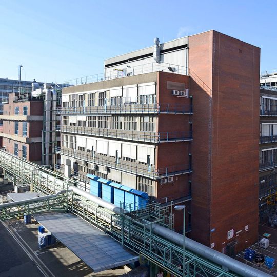 Saltigo investiert aktuell in Leverkusen 60 Millionen Euro, um seine Synthesekapazitäten für Kundenprojekte um etwa ein Drittel zu erweitern. Die schwerpunktmäßig im Zeto (Zentralen Technikum Organisch/Plant 5) laufenden Um- und Ausbauarbeiten im Rahmen des Investitionsprojekts liegen im Plan. Das Projekt soll Ende 2017 abgeschlossen sein. Saltigo investiert aktuell in Leverkusen 60 Millionen Euro, um seine Synthesekapazitäten für Kundenprojekte um etwa ein Drittel zu erweitern. Die schwerpunktmäßig im Zeto (Zentralen Technikum Organisch/Plant 5) laufenden Um- und Ausbauarbeiten im Rahmen des Investitionsprojekts liegen im Plan. Das Projekt soll Ende 2017 abgeschlossen sein.