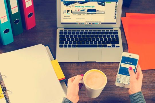 Social Media Kommunikation ist fester Bestandteil im Media Mix der B2B-Unternehmen. Dennoch wird der Kampf um die Sichtbarkeit in den diversen Kanälen immer herausfordernder. Social Media Kommunikation ist fester Bestandteil im Media Mix der B2B-Unternehmen. Dennoch wird der Kampf um die Sichtbarkeit in den diversen Kanälen immer herausfordernder.