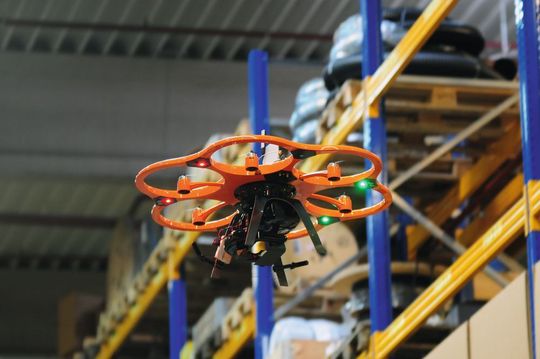 Intralogistik lebt von innovativen Technologien aus unterschiedlichen Bereichen. Deshalb ist es nur logisch, über den Einsatz von Drohnen nachzudenken. Intralogistik lebt von innovativen Technologien aus unterschiedlichen Bereichen. Deshalb ist es nur logisch, über den Einsatz von Drohnen nachzudenken.