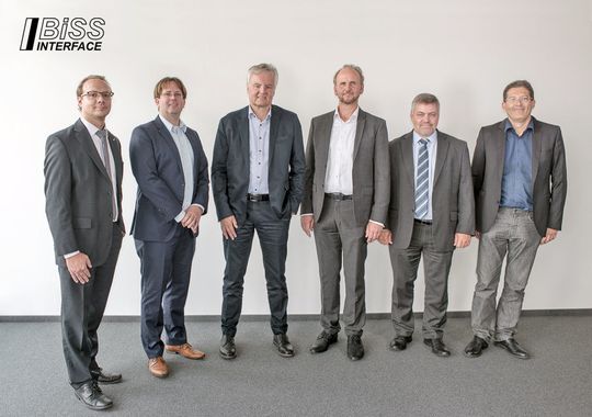 (v.l.) Die Gründungsmitglieder der der BiSS Association e.V.: Jonas Urlaub, Verwaltungsrat bei Kübler, Jörg Paulus, stl. Vorsitzender von Posital, Heiner Flocke, Vorsitzender iC-Haus, Alexander Ehnert, Schatzmeiter von Hengstler, Daniel Kleiner, Verwaltungsrat von Baumer, und Heiko Essinger, Verwaltungsrat von Elgo. (v.l.) Die Gründungsmitglieder der der BiSS Association e.V.: Jonas Urlaub, Verwaltungsrat bei Kübler, Jörg Paulus, stl. Vorsitzender von Posital, Heiner Flocke, Vorsitzender iC-Haus, Alexander Ehnert, Schatzmeiter von Hengstler, Daniel Kleiner, Verwaltungsrat von Baumer, und Heiko Essinger, Verwaltungsrat von Elgo.