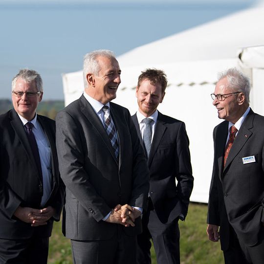 Bei der offiziellen Einweihung des Produktionsstandortes Kodersdorf waren Landrat Bernd Lange, Ministerpräsident Stanislaw Tillich, Michael Kretschmer und Peter Wilhelm Borbet (v.l.n.r.) anwesend. Bei der offiziellen Einweihung des Produktionsstandortes Kodersdorf waren Landrat Bernd Lange, Ministerpräsident Stanislaw Tillich, Michael Kretschmer und Peter Wilhelm Borbet (v.l.n.r.) anwesend.