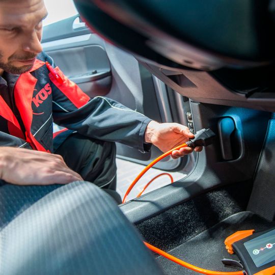 Mit dem HU-Adapter kann die Prüfung der Motorsoftware vorgenommen werden. Mit dem HU-Adapter kann die Prüfung der Motorsoftware vorgenommen werden.