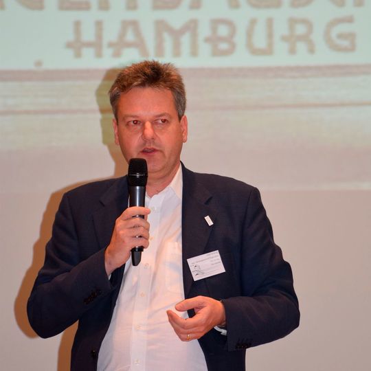Gastgeber Professor Dirk Adamski der Hochschule für angewandte Wissenschaften Hamburg begrüßt die Teilnehmer zum ersten Expertenforum Fahrzeugbau im Norden Gastgeber Professor Dirk Adamski der Hochschule für angewandte Wissenschaften Hamburg begrüßt die Teilnehmer zum ersten Expertenforum Fahrzeugbau im Norden