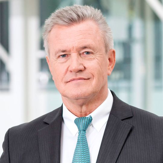 Leoni-Vorstandsvorsitzender Dieter Bellé scheidet vorzeitig zum 31. Januar 2018 aus. Leoni-Vorstandsvorsitzender Dieter Bellé scheidet vorzeitig zum 31. Januar 2018 aus.