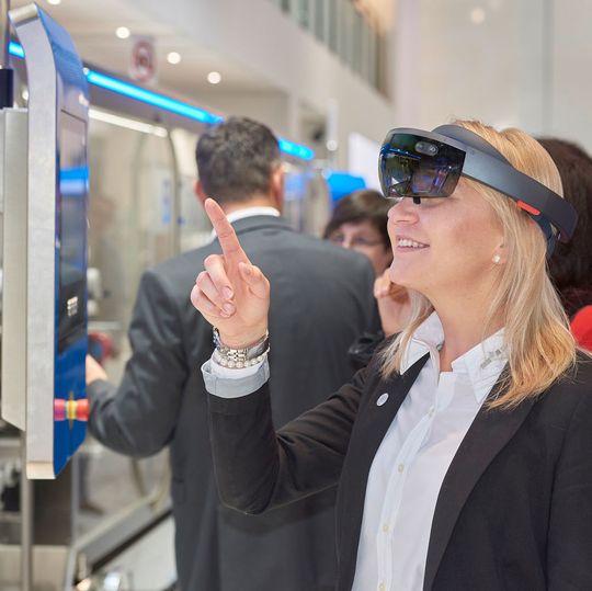 Bei Uhlmann laufen derzeit mehrere Pilotprojekte mit Augmented-Reality-Anwendungen. Bei Uhlmann laufen derzeit mehrere Pilotprojekte mit Augmented-Reality-Anwendungen.