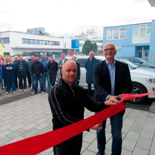 Gemeinsam mit Magnus Björnström, Vorstandsvorsitzender der Hedson-Gruppe eröffnete Geschäftsführer Dirk Meinzer mit dem symbolischen Schnitt durch das rote Band den neuen Standort. Gemeinsam mit Magnus Björnström, Vorstandsvorsitzender der Hedson-Gruppe eröffnete Geschäftsführer Dirk Meinzer mit dem symbolischen Schnitt durch das rote Band den neuen Standort.
