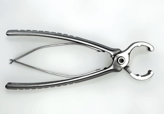 Werkstoff für chirurgische Instrumente: zu sehen ist ein bis auf die innenliegenden Federn vollständig 3D-gedruckter Prototyp. Werkstoff für chirurgische Instrumente: zu sehen ist ein bis auf die innenliegenden Federn vollständig 3D-gedruckter Prototyp.