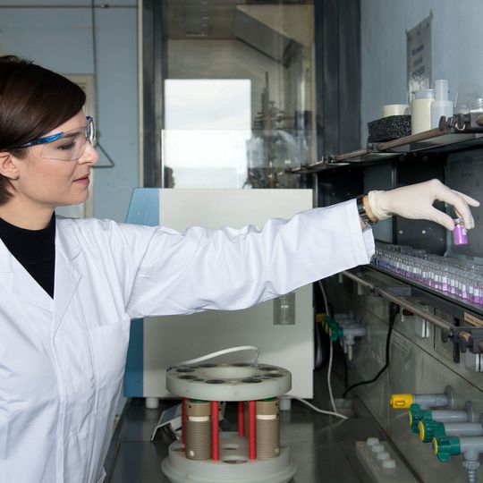 Dr. Jennifer Ludwig mit Proben aus den Optimierungsreihen, die letztlich zum Material mit der derzeit höchsten elektrochemischen Performance führten. Dr. Jennifer Ludwig mit Proben aus den Optimierungsreihen, die letztlich zum Material mit der derzeit höchsten elektrochemischen Performance führten.