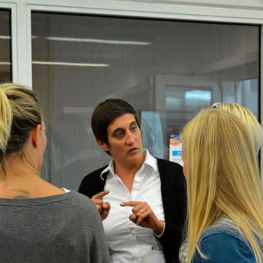 Von Frau zu Frau – Mit Natalija Pekas, AkzoNobel Produktmanagerin VR DACH gewinnen die Teilnehmerinnen einen tieferen Einblick in die Werkstattprozesse und erfahren viele technische Details. Von Frau zu Frau – Mit Natalija Pekas, AkzoNobel Produktmanagerin VR DACH gewinnen die Teilnehmerinnen einen tieferen Einblick in die Werkstattprozesse und erfahren viele technische Details.