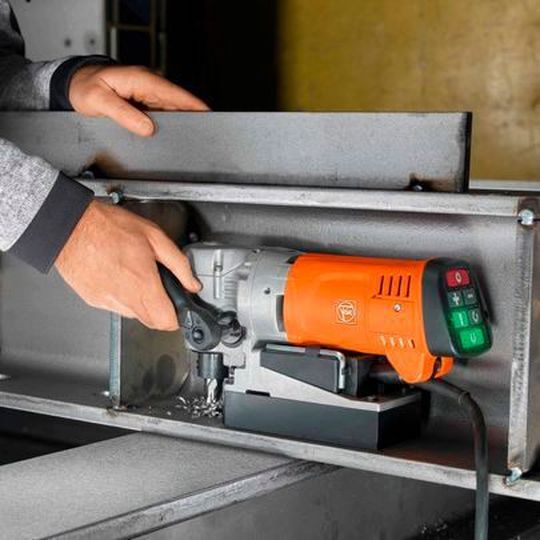 Die Kernbohrmaschine KBC-35 von Fein erleichtert das Arbeiten auf engstem Raum. Die Kernbohrmaschine KBC-35 von Fein erleichtert das Arbeiten auf engstem Raum.